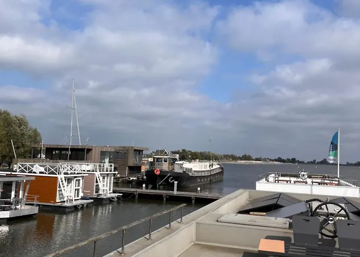 Winter At Surla Houseboat Splendid At Marina Botel *